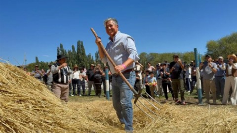 El gobernador Figueroa encabezó celebraciones populares en El Cholar y Tricao Malal