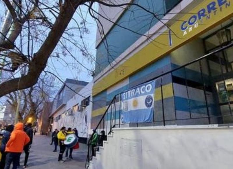 AUDIO | Trabajadores del Correo Argentino se manifestaron este miércoles en el centro de Neuquén