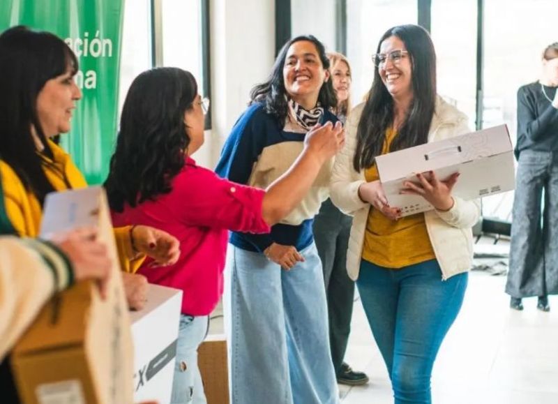 El Programa de Becas Gregorio Álvarez entregó 290 notebooks en la región del Pehuén