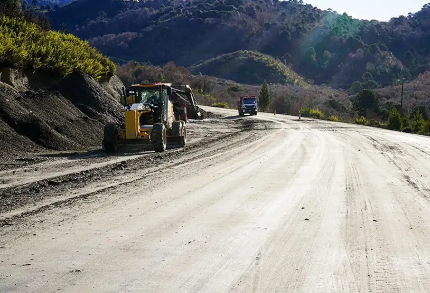 A pesar de la veda invernal, continúa la obra de pavimentación de la Ruta Provincial 11