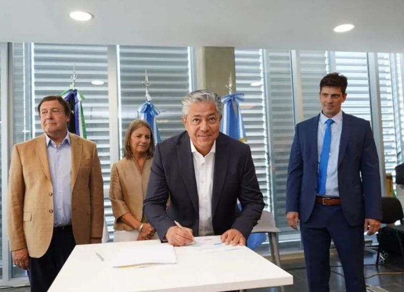 El Gobierno provincial firmó contratos de las represas Alicurá, El Chocón, Cerros Colorados y Piedra del Águila