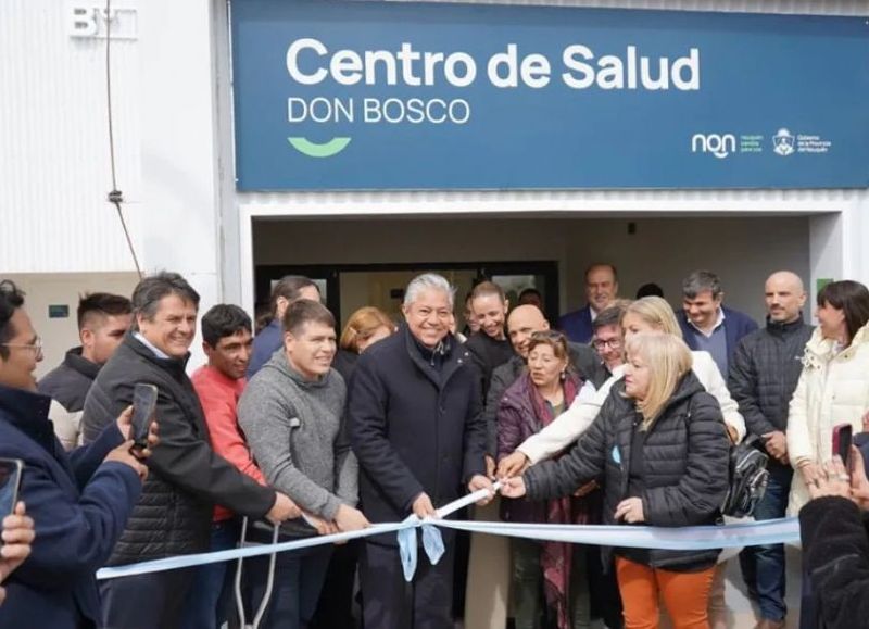 Figueroa inauguró un centro de salud en Neuquén y entregó diez ambulancias