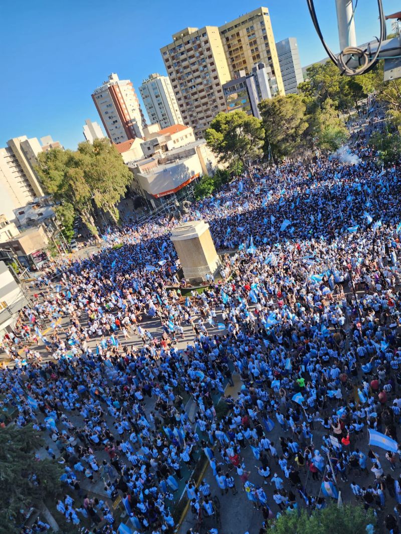 VIDEO | Fiesta en las calles de Neuquén tras la victoria de Argentina y su  pase a la final del Mundial de Qatar 2022