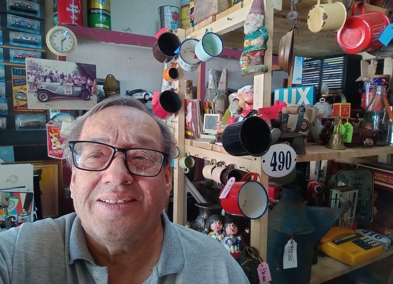 El coleccionista que salvó campanas de estación, buzones y recuerdos del Alto Valle