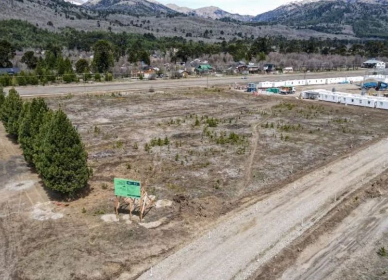 Figueroa adjudicó la construcción del espacio comunitario y deportivo en Moquehue