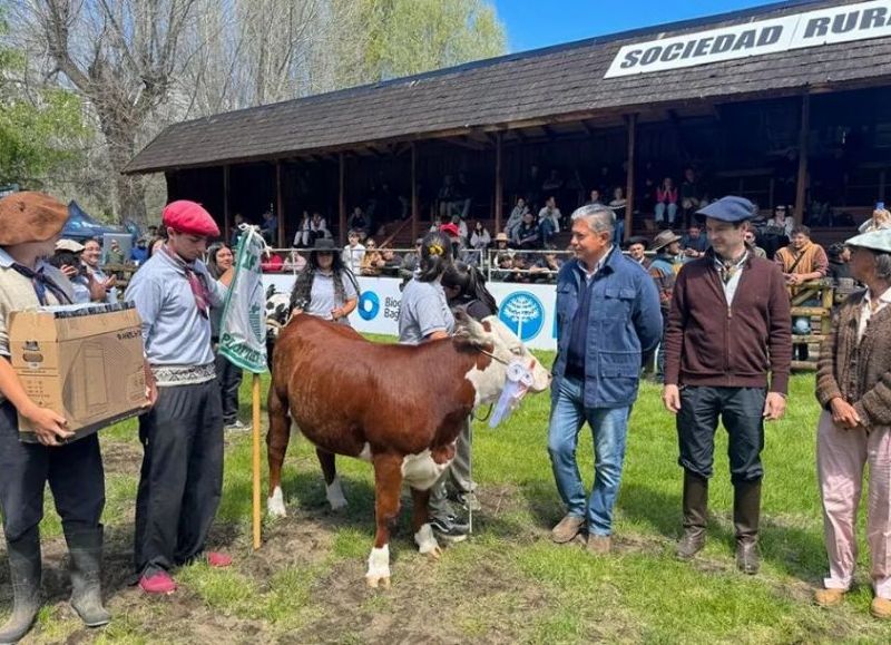 Figueroa recorrió la Exposición de Bovinos y el Remate Anual de Reproductores