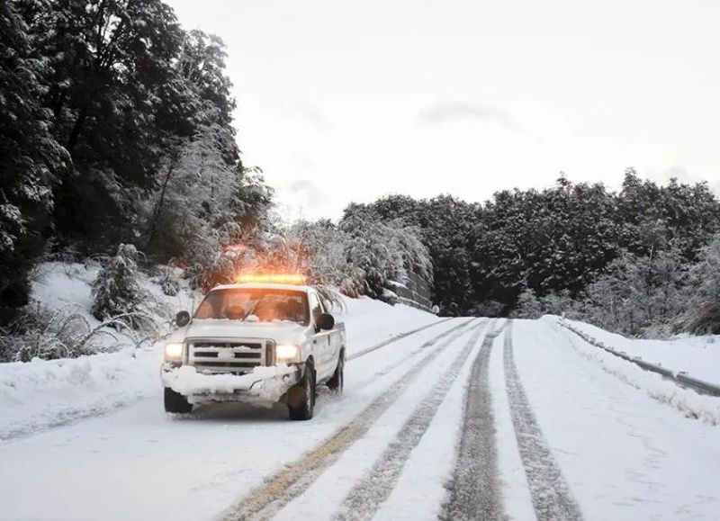 Recomendaron tomar precauciones, ya que habrá bajas temperaturas y fuertes nevadas en zonas cordilleranas y urbanas. Además, se esperan vientos intensos con ráfagas de hasta 90 kilómetros por hora en la zona Confluencia.