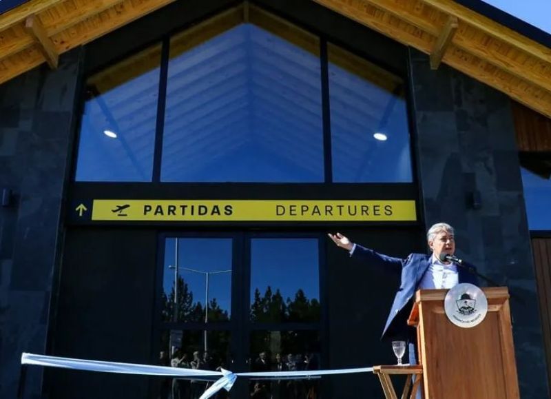 Figueroa inauguró el sector de partidas del aeropuerto Chapelco