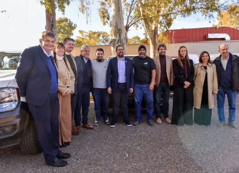 Entregan vehículos adquiridos con ahorro y recupero financiero del Hospital