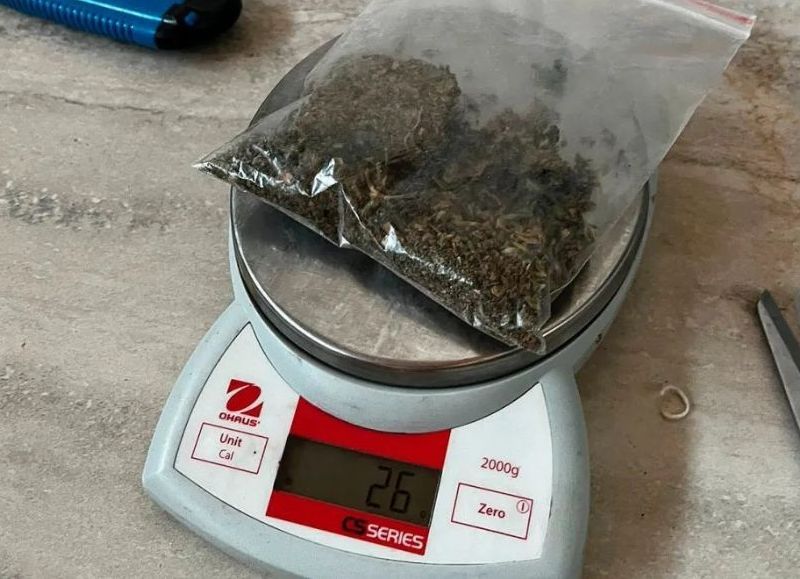 En un operativo policial detuvieron a un hombre y secuestraron drogas