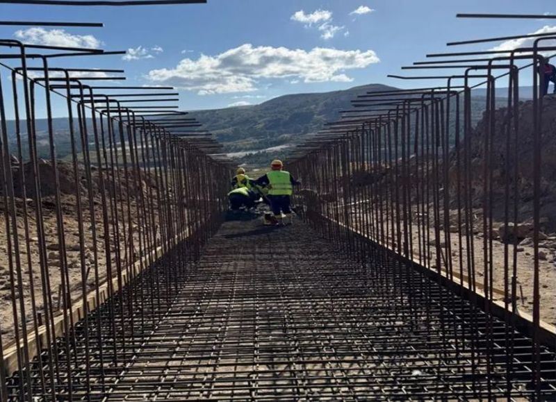 La pavimentación entre Pino Hachado y Litrán registra 45 por ciento de avance