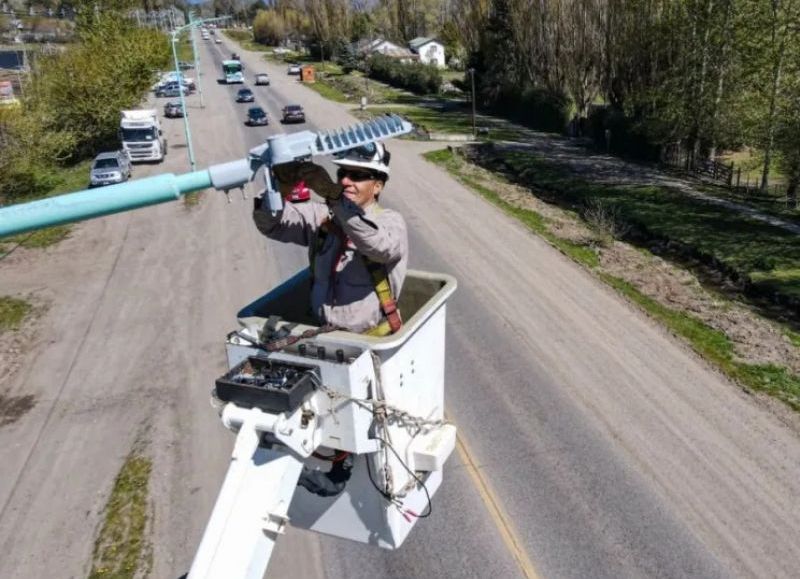 Reemplazan luminarias en varias localidades para un alumbrado más eficiente
