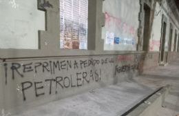 Indignación por los daños a la Casa de Gobierno tras una protesta