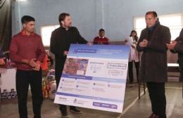 Omar Gutiérrez anunció la construcción de viviendas, una cancha y un gimnasio en Los Chihuidos