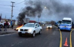 Transportistas de Río Negro concretaron el corte de los puentes carreteros que unen a la provincia de Neuquén
