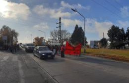 Cortan el tránsito en los puentes interprovinciales que unen Neuquén con Río Negro