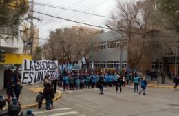 Paro y movilización en Neuquén por la explosión de la escuela de Aguada San Roque