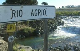 Continúan las reparaciones del puente sobre el río Agrio 
