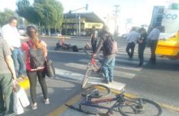 Accidente en avenida Mosconi: conductora atropella a ciclista y se da a la fuga