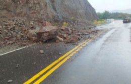 VIDEO | Precaución: derrumbe de piedras en la Ruta 40 entre Bariloche y Villa La Angostura